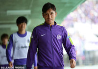 ウォーミングアップに向かう青山　敏弘（広島）【明治安田Ｊ１ 2nd 第17節 広島vs湘南】（4/15）