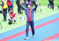 ファン・サポーターの声援に応える「キング・オブ・トーキョー」、アマラオ氏【明治安田Ｊ１ 2nd 第17節 FC東京vs鳥栖】（6/15）