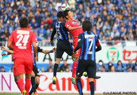 空中戦を展開する今野　泰幸（Ｇ大阪）と林　陵平（山形）【明治安田Ｊ１ 2nd 第17節 Ｇ大阪vs山形】（6/15）