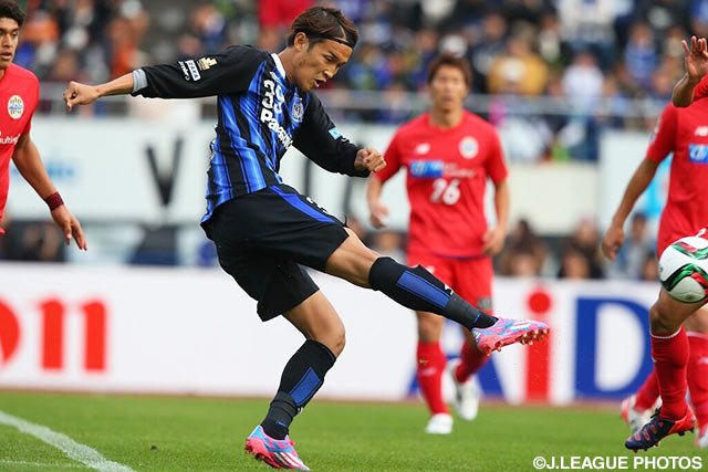 果敢にシュートを狙った宇佐美　貴史（Ｇ大阪）【明治安田Ｊ１ 2nd 第17節 Ｇ大阪vs山形】（7/15）