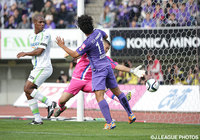 左からのクロスを佐藤　寿人が頭で押し込み、リードを広げた広島【明治安田Ｊ１ 2nd 第17節 広島vs湘南】（10/15）