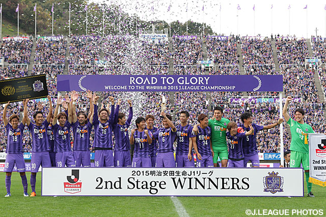2ndステージを制し、カップを掲げる広島【明治安田Ｊ１ 2nd 第17節 広島vs湘南】【明治安田Ｊ１ 2nd 優勝セレモニー】（1/11）
