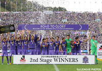 2ndステージを制し、カップを掲げる広島【明治安田Ｊ１ 2nd 第17節 広島vs湘南】【明治安田Ｊ１ 2nd 優勝セレモニー】（1/11）