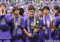 カップを持ち、笑顔を見せる青山　敏弘（広島）【明治安田Ｊ１ 2nd 第17節 広島vs湘南】【明治安田Ｊ１ 2nd 優勝セレモニー】（4/11）