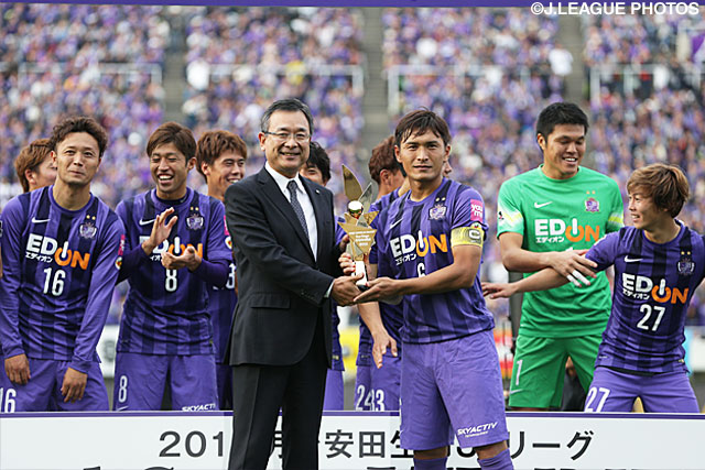 村井満Ｊリーグチェアマンからトロフィーを贈呈される青山　敏弘（広島）【明治安田Ｊ１ 2nd 第17節 広島vs湘南】【明治安田Ｊ１ 2nd 優勝セレモニー】（6/11）