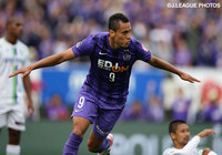 ハットトリックで今季リーグ戦得点数を21としたドウグラス（広島）【明治安田Ｊ１ 2nd 第17節 広島vs湘南】（14/15）