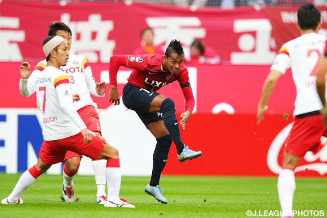 巧みなドリブルからシュートを放ったカイオ（鹿島）【明治安田Ｊ１ 2nd 第17節 鹿島vs名古屋】（1/5）