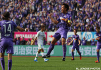 会心の一撃を決め、雄たけびを上げる青山　敏弘（広島）【明治安田Ｊ１ 2nd 第17節 広島vs湘南】（8/15）