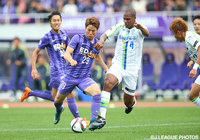 シュートを狙う浅野　拓磨（広島）をマークするアンドレ　バイア（湘南）【明治安田Ｊ１ 2nd 第17節 広島vs湘南】（15/15）