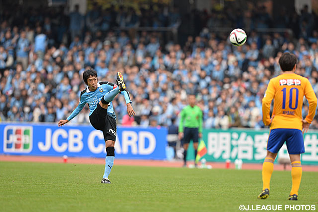 前線に効果的なパスを供給する中村　憲剛（川崎Ｆ）【明治安田Ｊ１ 2nd 第17節 川崎Ｆvs仙台】（1/5）