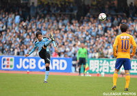 前線に効果的なパスを供給する中村　憲剛（川崎Ｆ）【明治安田Ｊ１ 2nd 第17節 川崎Ｆvs仙台】（1/5）