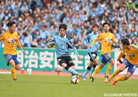 巧みなドリブルを見せる中野　嘉大（川崎Ｆ）【明治安田Ｊ１ 2nd 第17節 川崎Ｆvs仙台】（2/5）