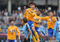 激しい空中戦を繰り広げる渡部　博文（仙台）と谷口　彰悟（川崎Ｆ）【明治安田Ｊ１ 2nd 第17節 川崎Ｆvs仙台】（3/5）