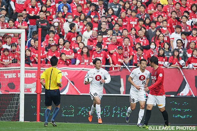 1点差に詰めよるゴールを決めた森岡　亮太（神戸）【明治安田Ｊ１ 2nd 第17節 浦和vs神戸】（3/5）