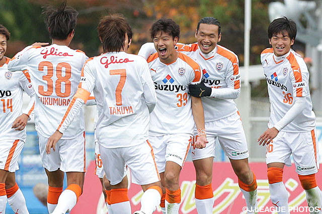 こぼれ球を押し込み、先制点を決めた白崎　凌兵（清水）【明治安田Ｊ１ 2nd 第17節 甲府vs清水】（1/5）