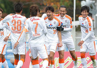 こぼれ球を押し込み、先制点を決めた白崎　凌兵（清水）【明治安田Ｊ１ 2nd 第17節 甲府vs清水】（1/5）