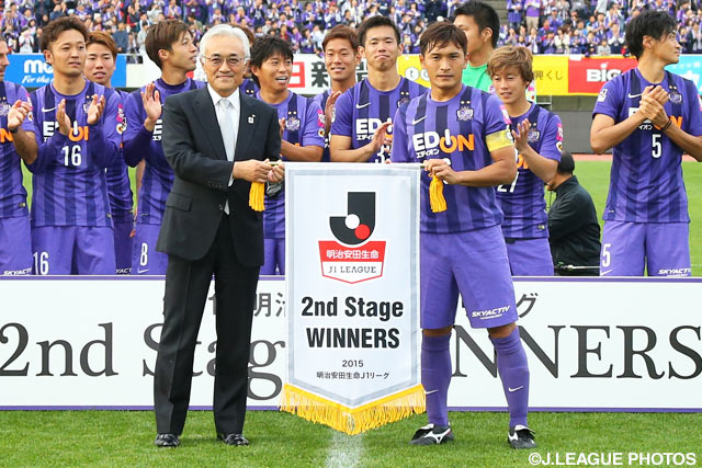 明治安田生命保険相互会社の根岸 取締役 代表執行役社長より優勝ペナントを授与される青山　敏弘（広島）【明治安田Ｊ１ 2nd 第17節 広島vs湘南】【明治安田Ｊ１ 2nd 優勝セレモニー】（5/11）