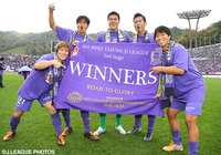 ホームで2ndステージ優勝を決め、笑顔を見せる広島の選手たち【明治安田Ｊ１ 2nd 第17節 広島vs湘南】【明治安田Ｊ１ 2nd 優勝セレモニー】（8/11）