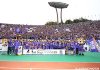 ファン・サポーターと共に優勝の喜びを分かち合う広島の選手・スタッフ・マスコット【明治安田Ｊ１ 2nd 優勝セレモニー】（11/11）