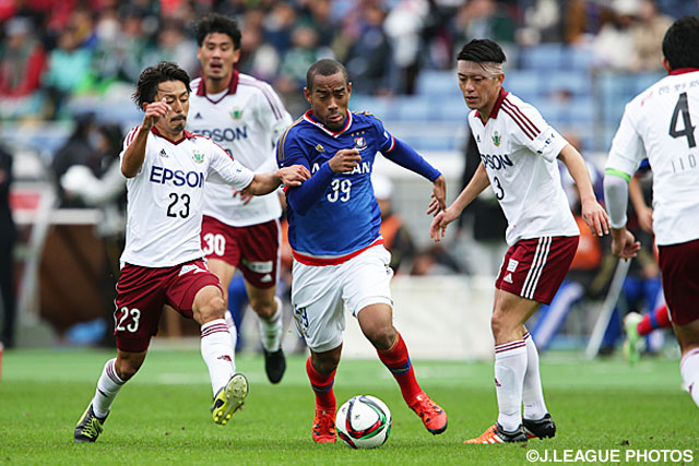 鋭いドリブルから果敢にゴールへ迫ったアデミウソン（横浜FM）【明治安田Ｊ１ 2nd 第17節 横浜FMvs松本】（1/5）