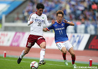  タッチライン際で激しく競り合う酒井　隆介（松本）と齋藤　学（横浜FM）【明治安田Ｊ１ 2nd 第17節 横浜FMvs松本】（3/5）