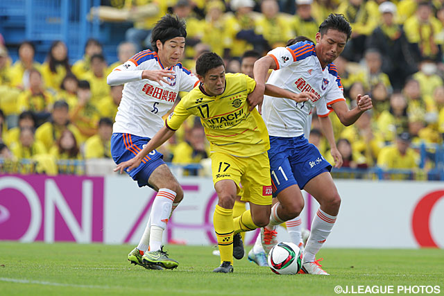 オウンゴールを誘発するCKを蹴った秋野　央樹（柏）【明治安田Ｊ１ 2nd 第17節 柏vs新潟】（1/5）