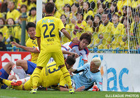 ファインセーブでピンチを救った菅野　孝憲（柏）【明治安田Ｊ１ 2nd 第17節 柏vs新潟】（2/5）