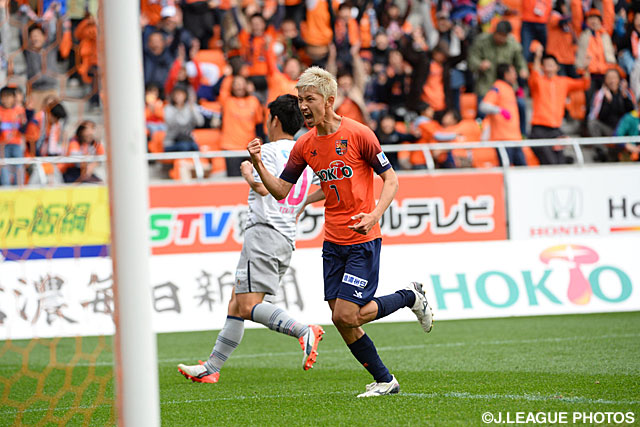 今季12点目となる先制点を決めた佐藤　悠希（長野）【明治安田Ｊ３ 第39節 長野vs町田】（4/10）