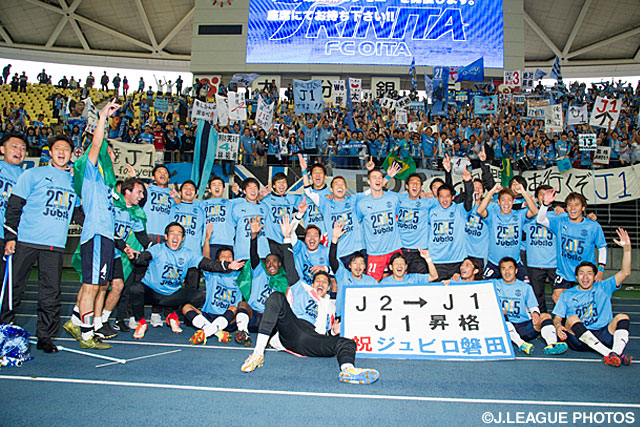 リーグ戦２位を確定させ、記念撮影を行う磐田の選手たち【明治安田Ｊ２ 第42節 大分vs磐田】（4/6）