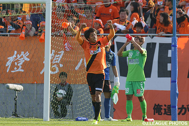 今季32点目となるゴールを決め得点王に輝いた岸田　和人（山口）【明治安田Ｊ３ 第39節 鳥取vs山口】（4/10）