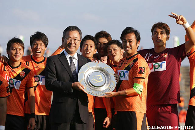 村井　満チェアマンからシャーレを授与される平林　輝良寛（山口）【明治安田Ｊ３ 第39節 鳥取vs山口】（8/10）