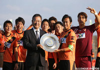 村井　満チェアマンからシャーレを授与される平林　輝良寛（山口）【明治安田Ｊ３ 第39節 鳥取vs山口】（8/10）