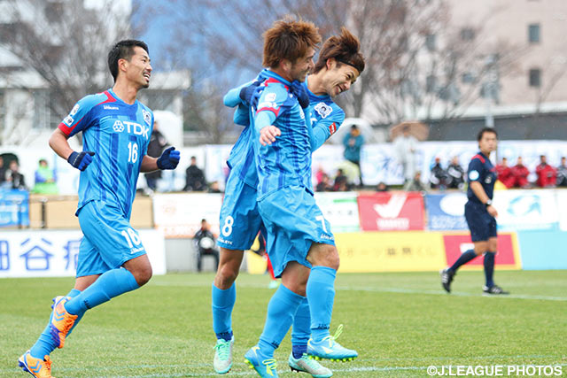 秋田の先制点を決めた熊谷　達也（#8）と追加点の 前山　恭平（#7）【明治安田Ｊ３ 第39節 秋田vs相模原】（1/2）