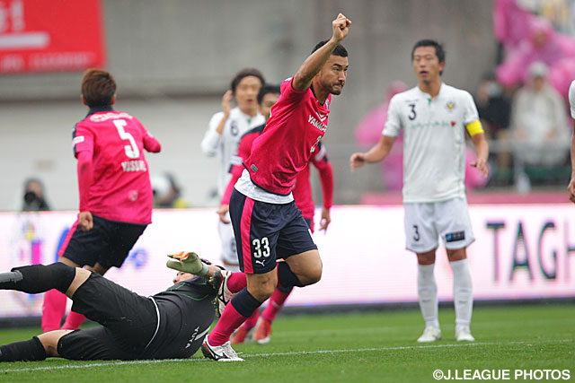 CKを頭で合わせ先制ゴールを決めた茂庭　照幸（Ｃ大阪）【明治安田Ｊ２ 第42節 Ｃ大阪vs東京Ｖ】（1/3）