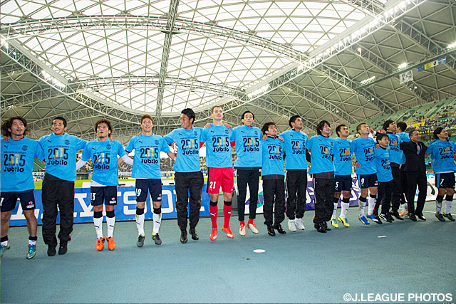 ファン・サポーターと喜びを分かち合う磐田の選手たち【明治安田Ｊ２ 第42節 大分vs磐田】（6/6）