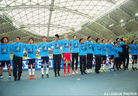 ファン・サポーターと喜びを分かち合う磐田の選手たち【明治安田Ｊ２ 第42節 大分vs磐田】（6/6）