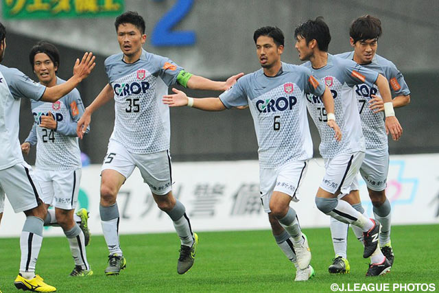 巧みなヒールキックで同点ゴールを決めた岩政　大樹（岡山 #35）【明治安田Ｊ２ 第42節 熊本vs岡山】（2/3）