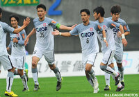 巧みなヒールキックで同点ゴールを決めた岩政　大樹（岡山 #35）【明治安田Ｊ２ 第42節 熊本vs岡山】（2/3）