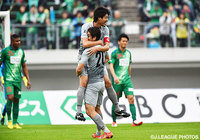 キャプテンの城後　寿が頭で決めて先制した福岡【明治安田Ｊ２ 第42節 岐阜vs福岡】（1/3）