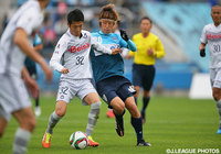 中盤で競り合うユン　ヨンスン（群馬）と中里　崇宏（横浜FC）【明治安田Ｊ２ 第42節 横浜FCvs群馬】（2/3）