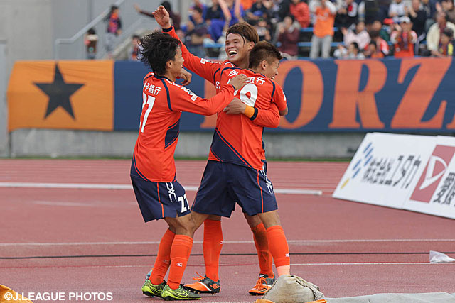 Ｊ２通算100試合出場を自ら祝う追加点をきめた林堂 眞（愛媛）【明治安田Ｊ２ 第42節 愛媛vs徳島】（1/3）