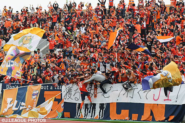 決定的な3点目を決め、ファン・サポーターと喜びを分かち合う瀬沼　優司（愛媛）【明治安田Ｊ２ 第42節 愛媛vs徳島】（3/3）