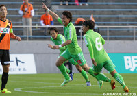 試合開始直後の2分に先制点を決めた安藤　由翔（鳥取）【明治安田Ｊ３ 第39節 鳥取vs山口】（1/10）