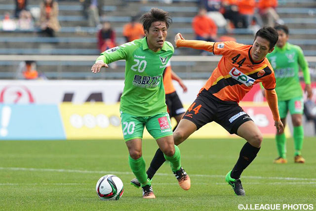 マッチアップする柿木　亮介（鳥取）と庄司　悦大（山口）【明治安田Ｊ３ 第39節 鳥取vs山口】（2/10）