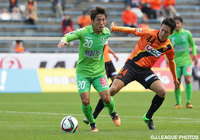 マッチアップする柿木　亮介（鳥取）と庄司　悦大（山口）【明治安田Ｊ３ 第39節 鳥取vs山口】（2/10）