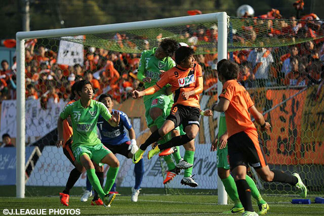 右CKを岸田　和人が頭で流し込んで同点とした山口【明治安田Ｊ３ 第39節 鳥取vs山口】（3/10）