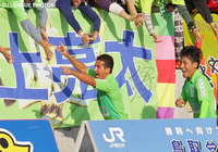 数的不利な状況ながら勝越し点を決めたフェルナンジーニョ（鳥取）【明治安田Ｊ３ 第39節 鳥取vs山口】（5/10）