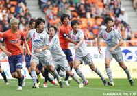 セットプレーで主導権争いを繰り広げる両チームの選手たち【明治安田Ｊ３ 第39節 長野vs町田】（3/10）