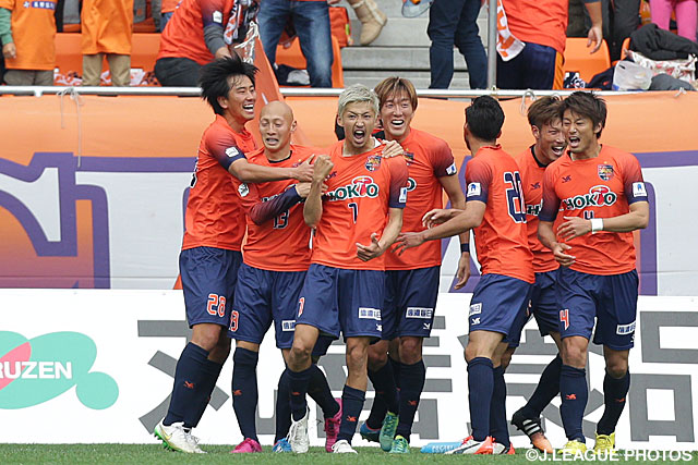 佐藤　悠希の元へ駆け寄る長野の選手たち【明治安田Ｊ３ 第39節 長野vs町田】（5/10）