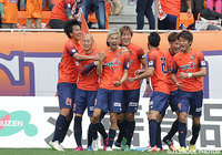 佐藤　悠希の元へ駆け寄る長野の選手たち【明治安田Ｊ３ 第39節 長野vs町田】（5/10）